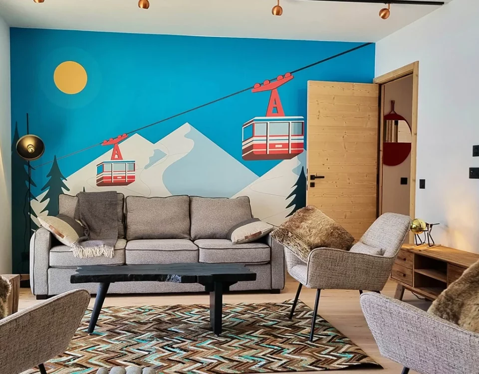 Rénovation d'un séjour de montagne avec fresque murale de télécabines, mobilier contemporain et décoration sur mesure